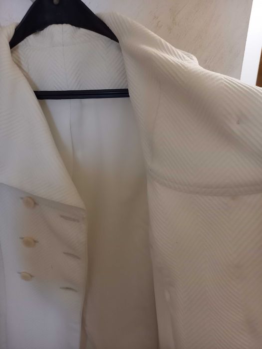 Бяло късо манто с ефектна яка