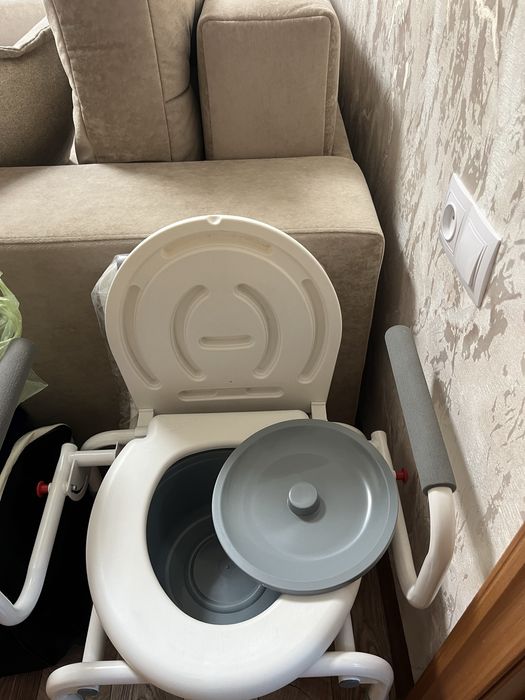 Коляска,туалет,костыли.