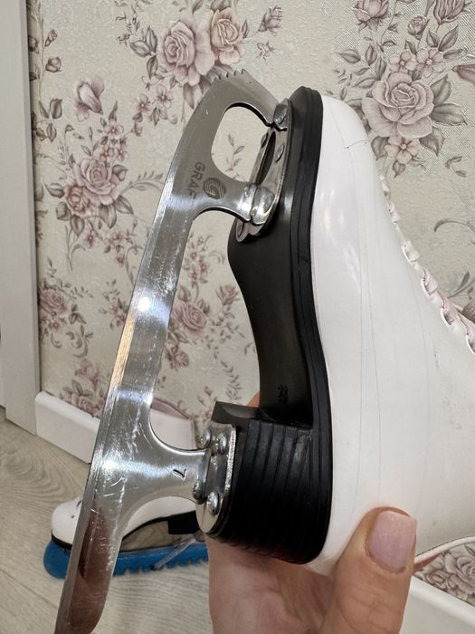 Продам коньки для фигурного катания
