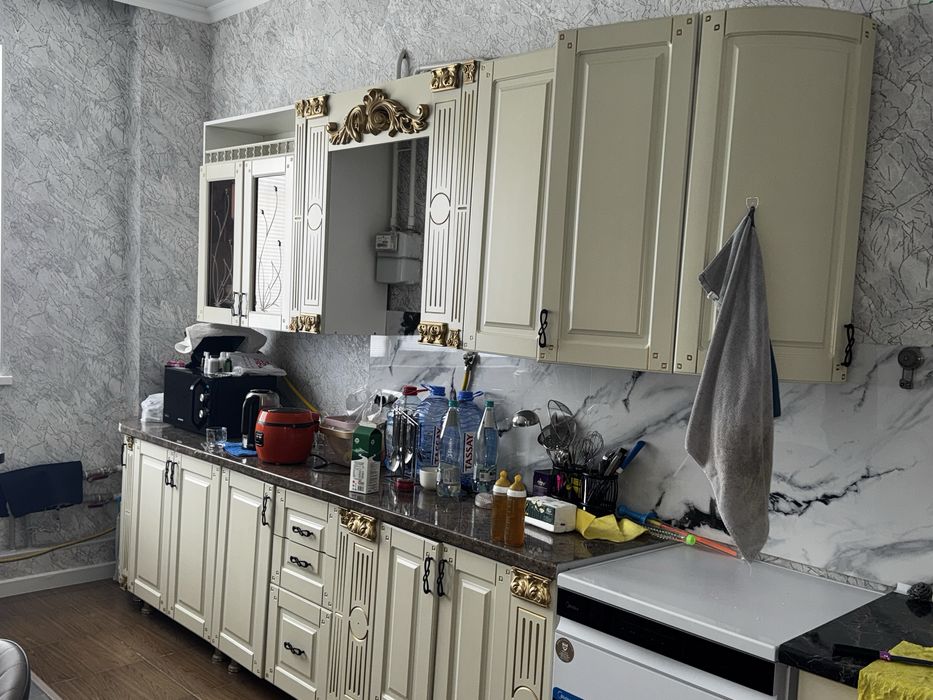 Продаю кухонный гаринитур в идеальном виде 200