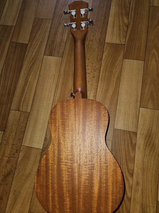 Продам укулеле срочно!