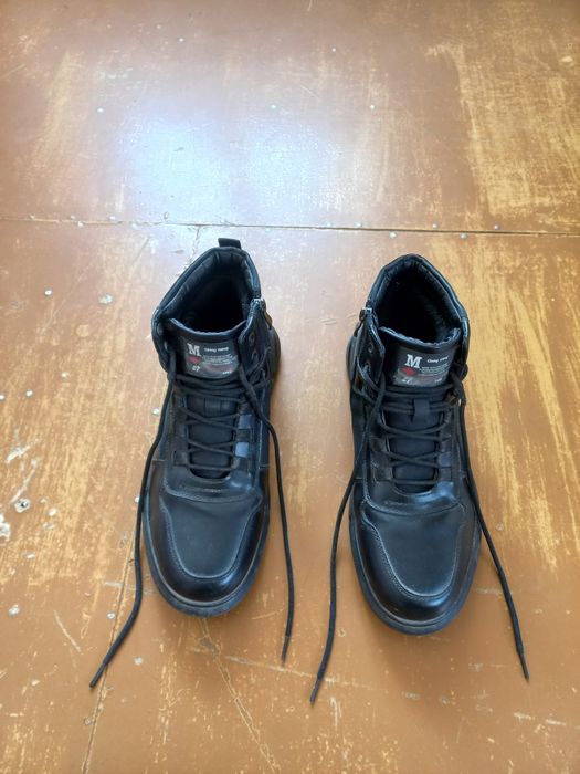 Продаётся ботинок