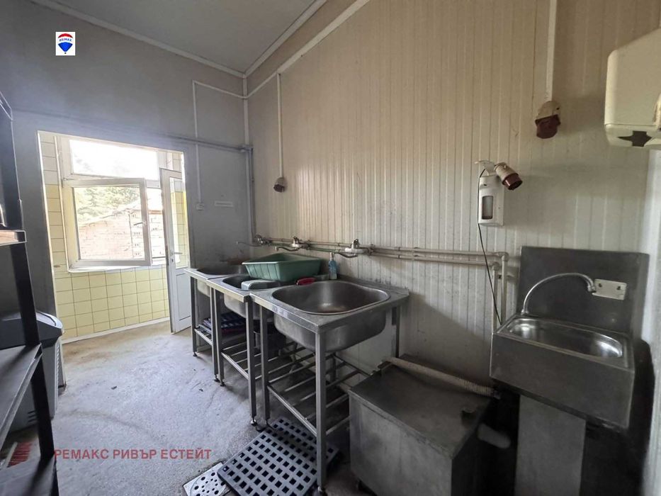 Дава се под наем Промишлена сграда в Русе, Промишлена зона - Запад - 970 кв.м за 1400 € - Снимка #10