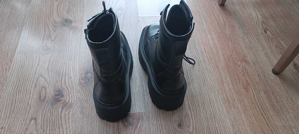 Дамски черни кубинки от изкуствена кожа.