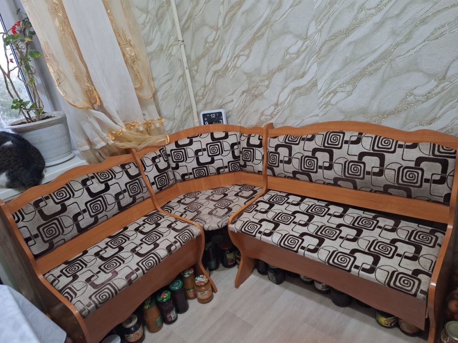 Продам кухоный угловой диван