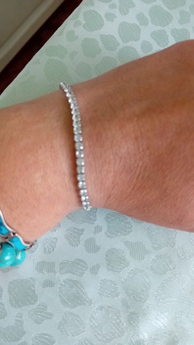 Сребърна гривна с циркони