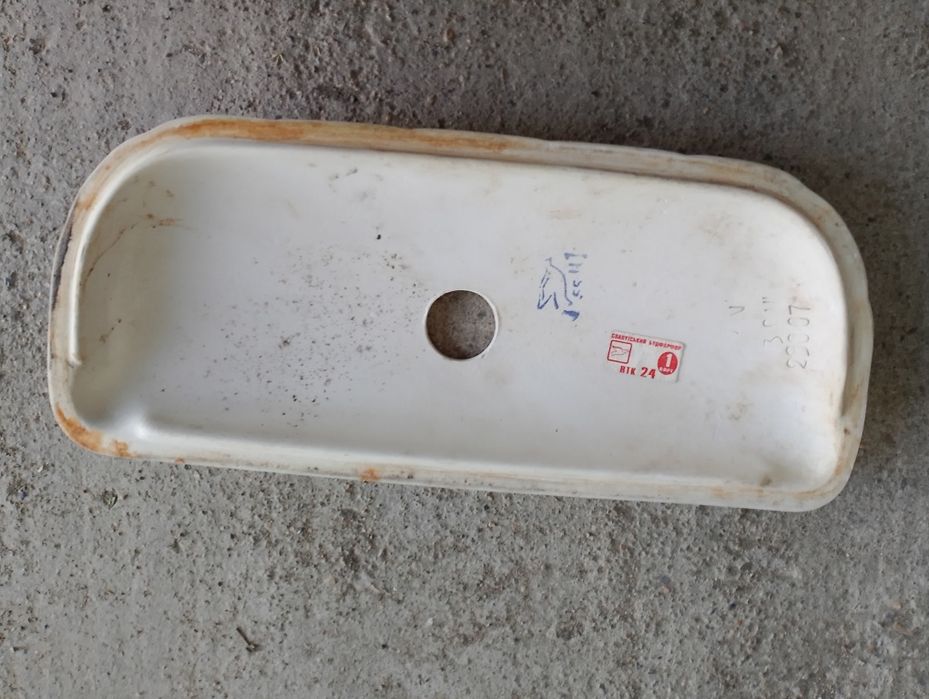 Крышка от бочка для унитаза