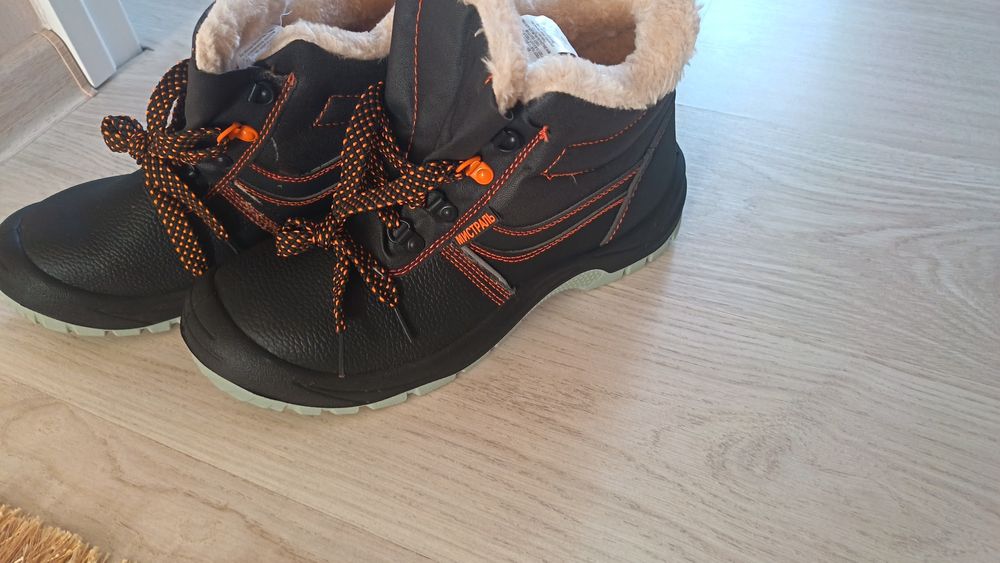 Продаётся спец обувь