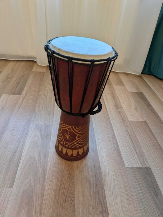 Tobă africana djembe autentic, lemn sculptat și decorat, functionala