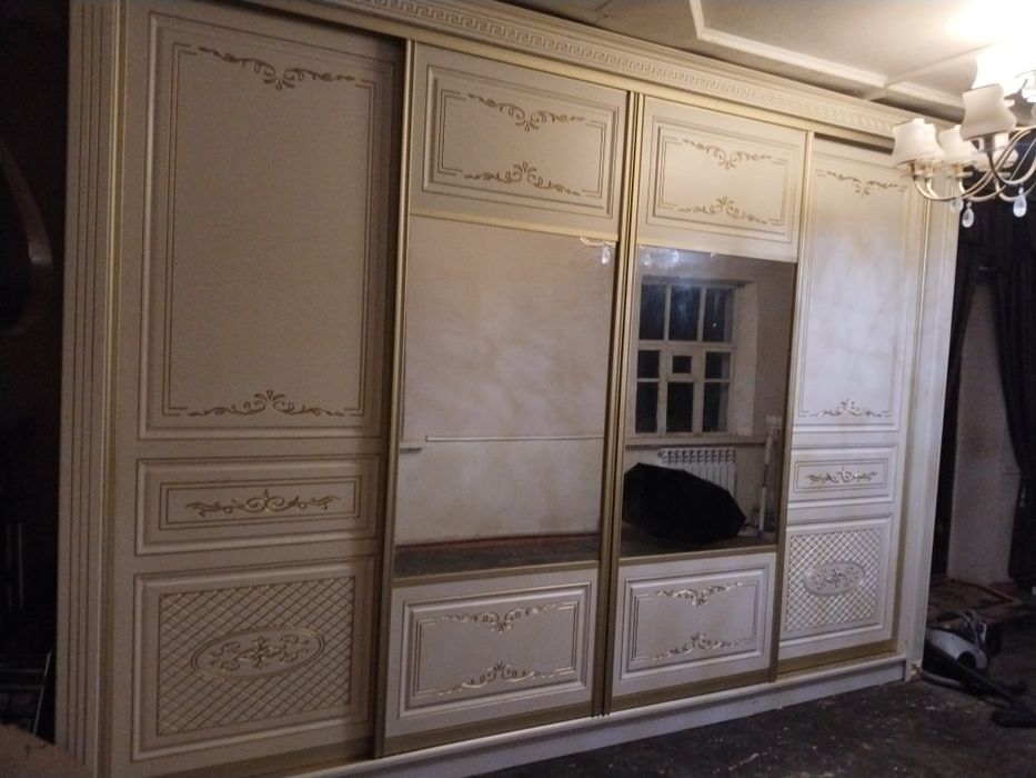Продам шкаф-купе с зеркалом