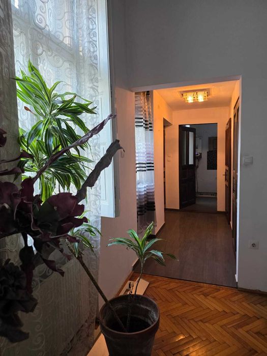 Inchiriez apartament  3 camere , situat în zona Biserica Rosie Arad
