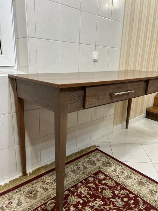 Стол с выдвижными ящиками