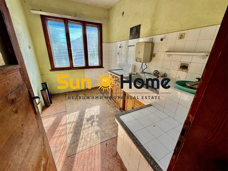 Масивна четириетажна тухлена къща с двор в идеалния център