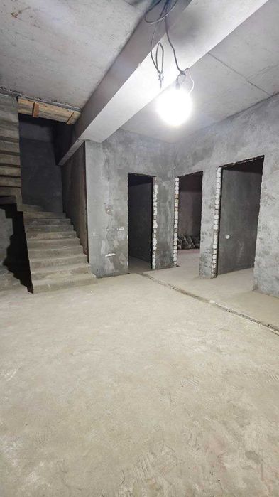 Мукими, Пирамит Площадь: 244 Parisien яккасарай безрем мукимий ;