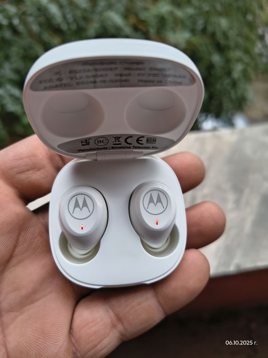 Безжични bluetooth слушалки moto buds