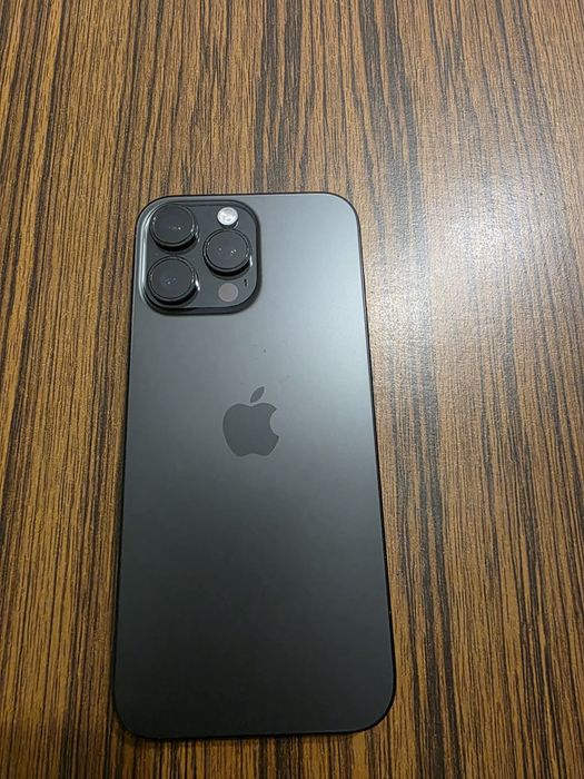 Продавам iphone 16 pro max 512 gb titanium black като нов