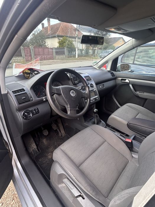 VOLKSWAGEN Touran 0 — imagine 3