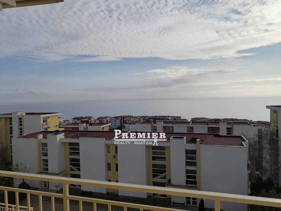 Предлагаме за продажба много просторен тристаен апартамент