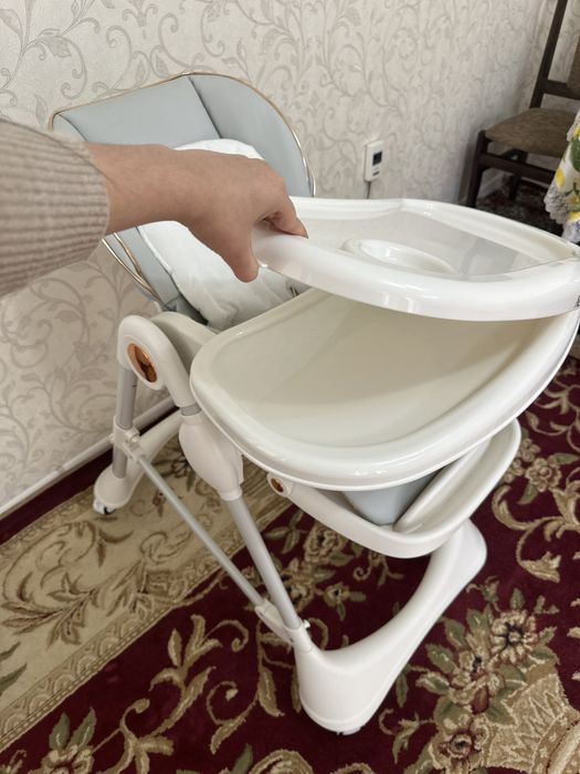 Bolalar ovqat stulchigi holati zor oq seriy aralaw rangda