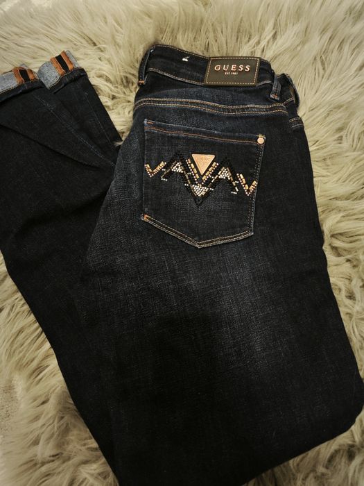 Джинсы от бренда  Guess