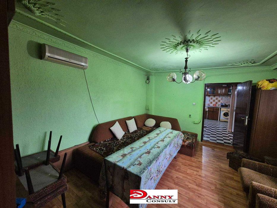 Къща с двор и гараж в гр. Павликени