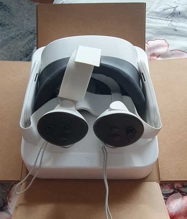 Vând Oculus quest 3s