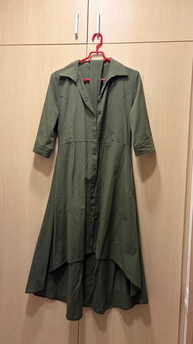 Rochie verde tip camasa/decolteu, marime S-M, reglabila.