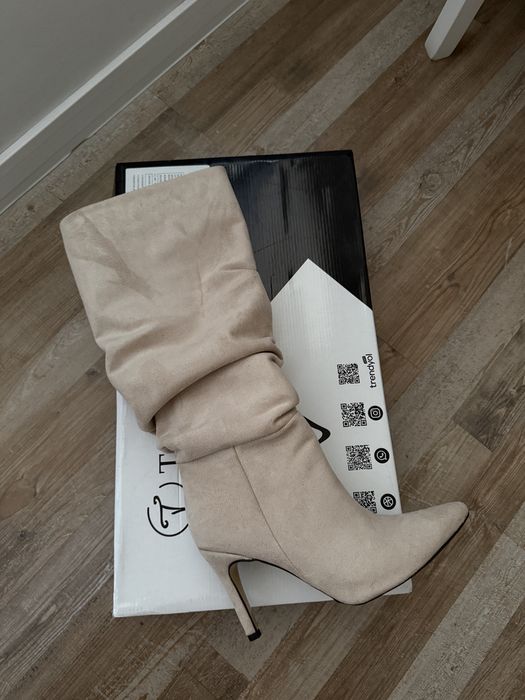 Дамски велурени ботуши