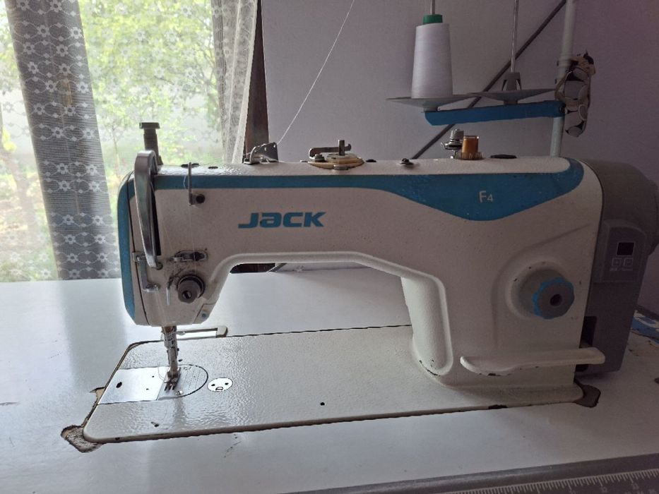 JACK averlok va to‘g‘ri chok mashinkalari. Holati yaxshi.