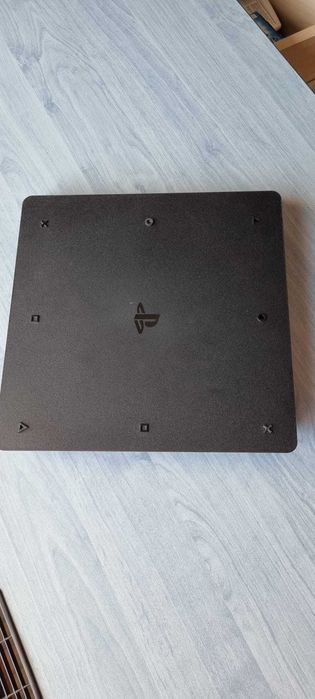 Consola PS4 Slim 500GB + 4 Jocuri (GoW Ragnarok, TLoU, GoW3, JC3) + Lampă/Ceas PlayStation