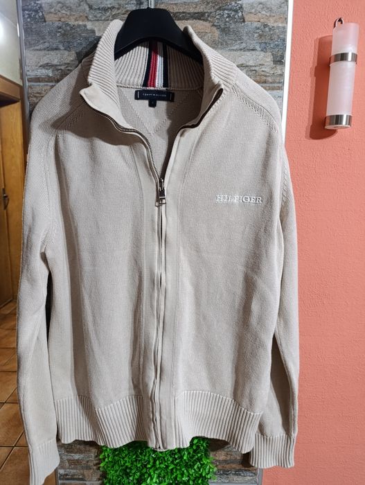 Tommy Hilfiger / Мъжка жилетка с 3/4 цип!

Продавам оригинална мъжка ж