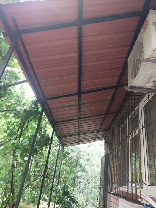 Установка козырьков и бельевых роликов.