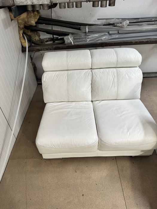 Coltar piele alba in conditii foarte bune.