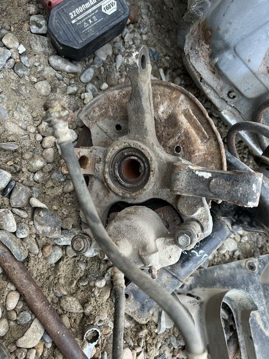 ступицы передный от мазда 626 год 1985