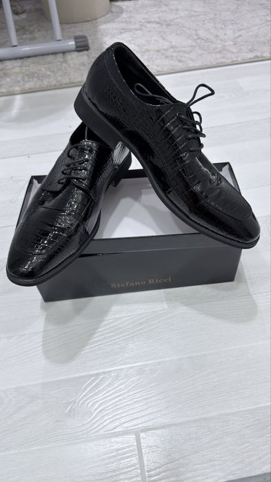 Tufli yengi 1 marta kiylgan