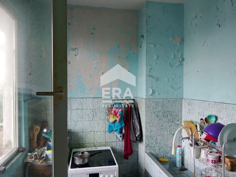 Тристаен панелен апартамент за продажба, с гледка към Варненското езер