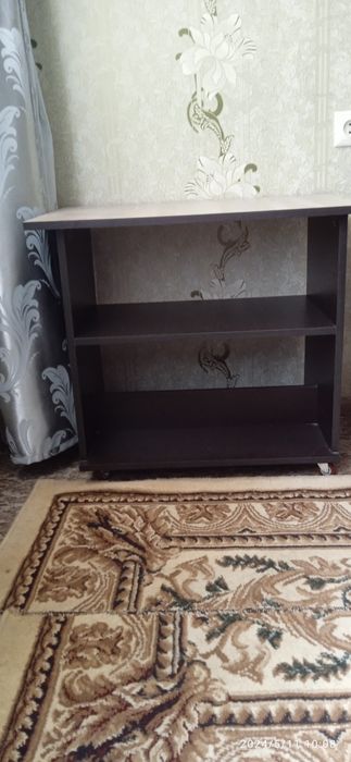 Продаётся новый журнальный столик на колёсиках