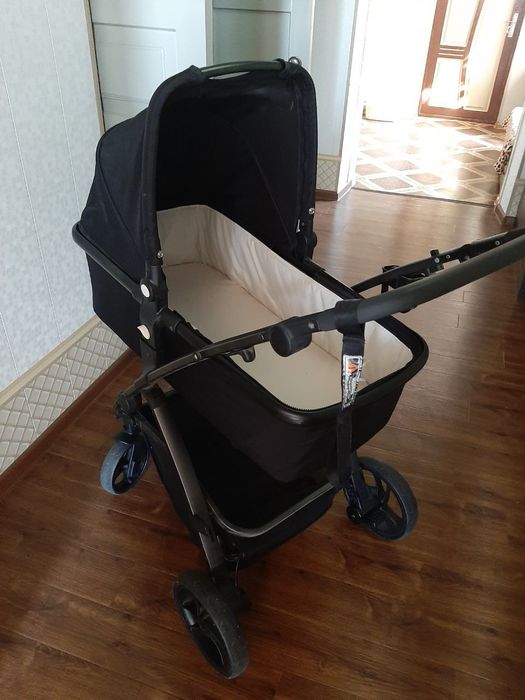 Продаётся детская коляска фирмы Lecoco.