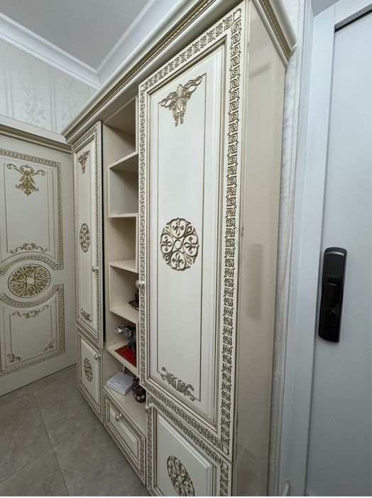 Шкаф с полками 3х двери