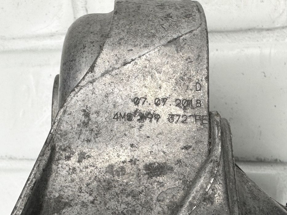 Десен Тампон двигател AUDI A6 A7 A8 Q7 3.0 Бензин 4M0199372FE