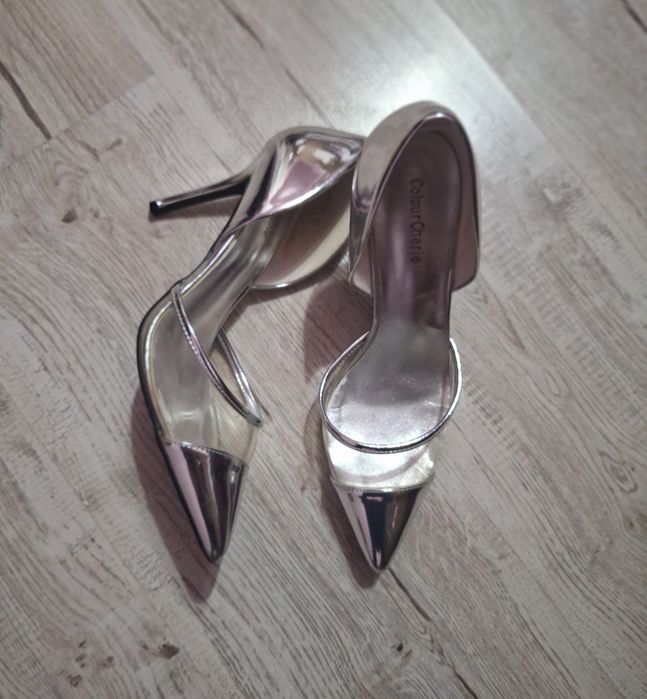 Pantofi cu toc marimea 38  60 lei sau 2 la 100
