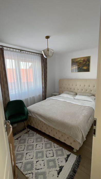 Vând Casă insiruită pe etaj.