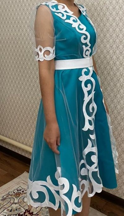 Әдемі дизайнмен тігілген көйлек.