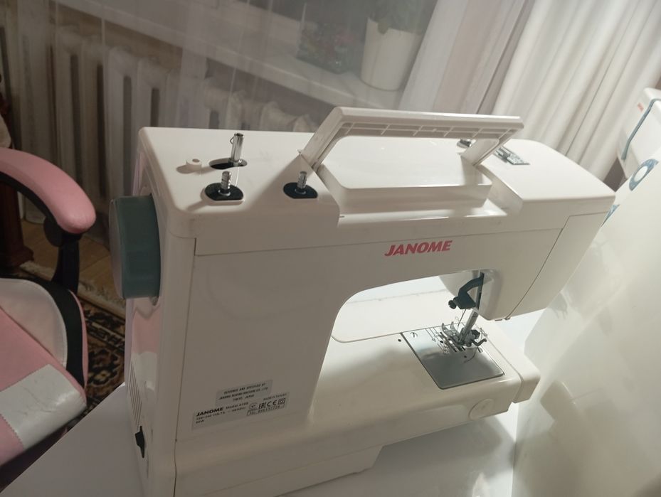 Швейная машина Janome.