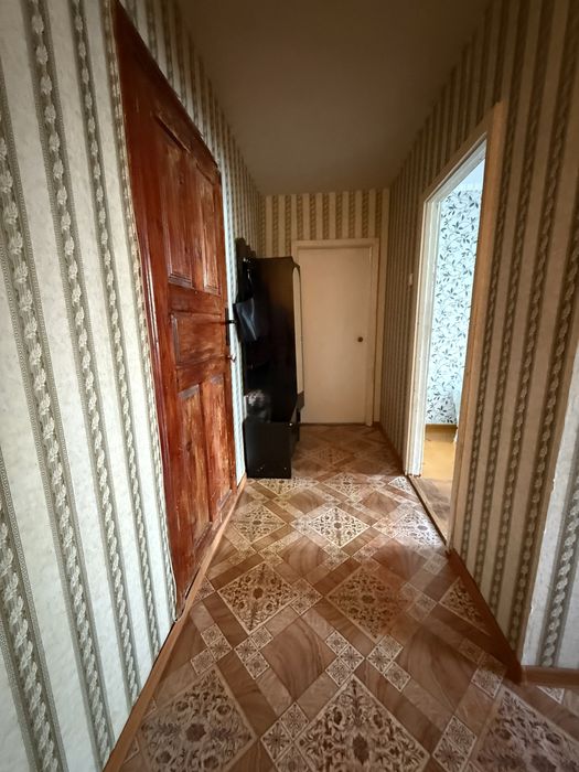 Продам 2 комн квартиру район школьник