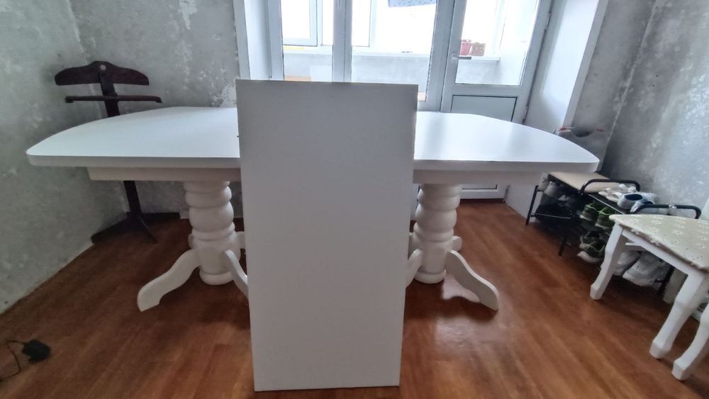 Стол со стульями