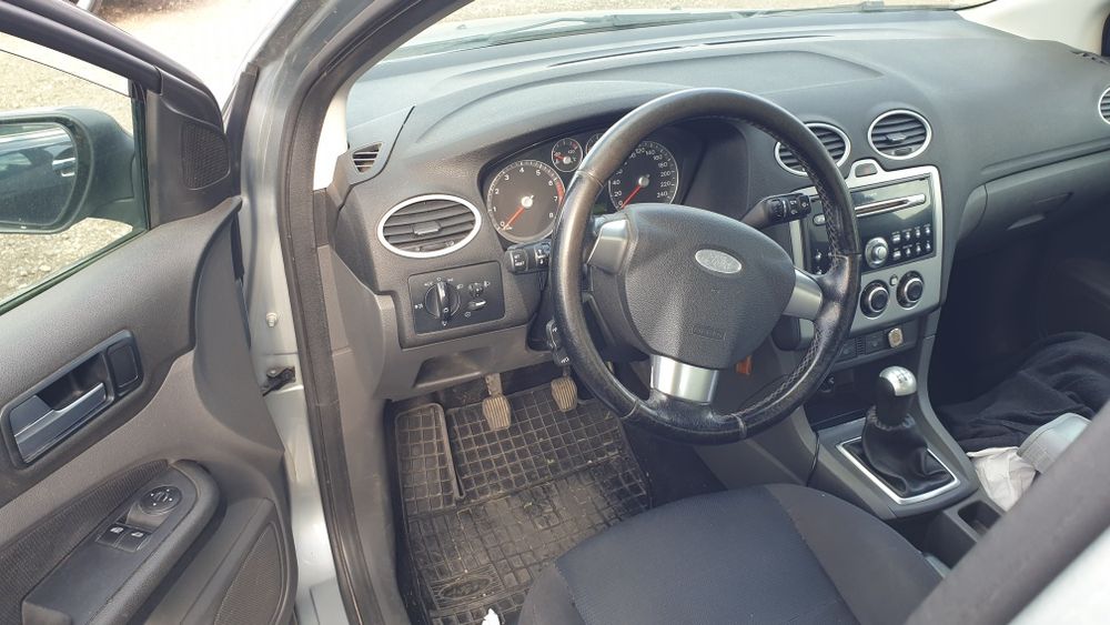 Vând Ford Focus 1,6 benzină.