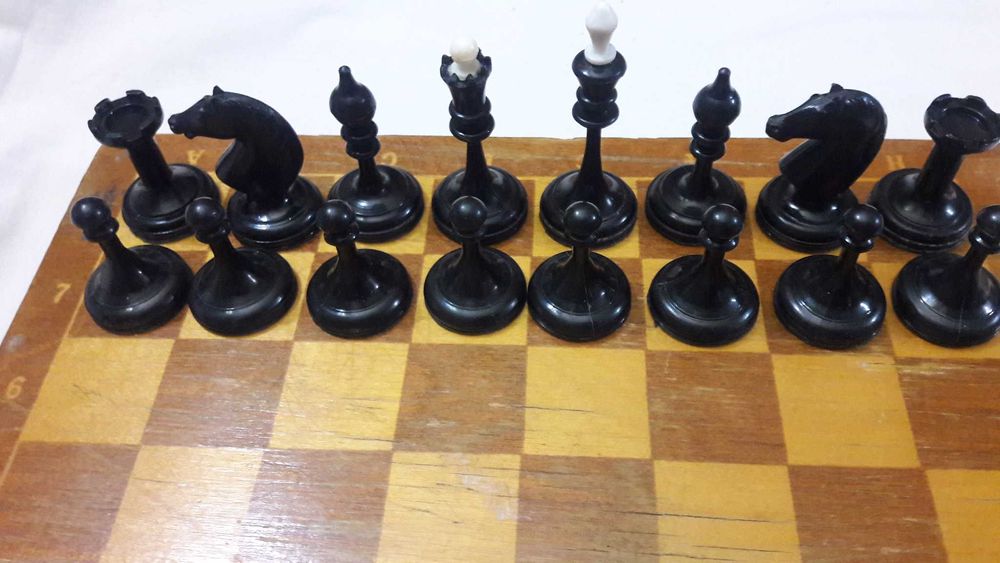 Продаются шахматы СССР с доской.