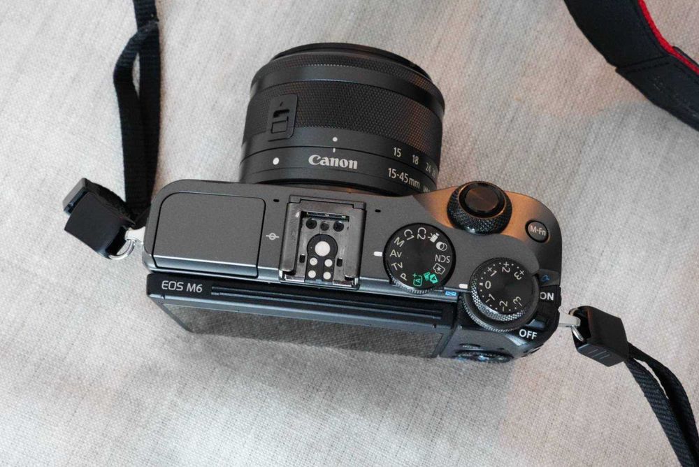 Kit Aparat foto mirrorless Canon EOS M6 24mp + obiectiv EF-M 15-45mm F/3.5-6.3 IS STM