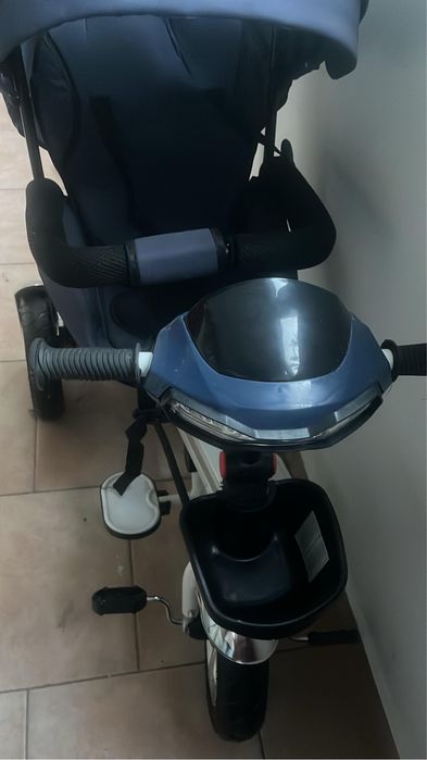 Tricicletă evolutivă cu scaun reversibil, spătar rabatabil și muzică – ca nouă.